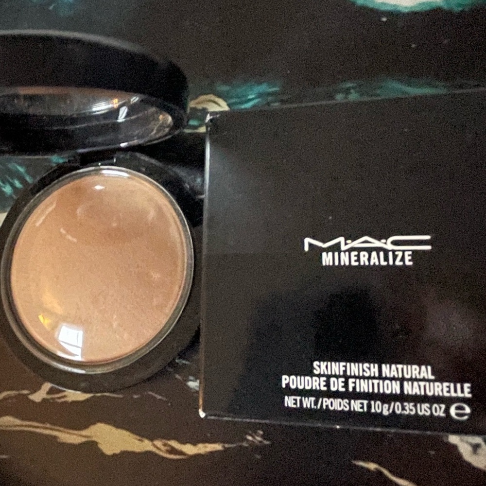 NIB MAC Mineralize Skinfinish Natural Face Powder in Medium Golden - Picture 2 of 8